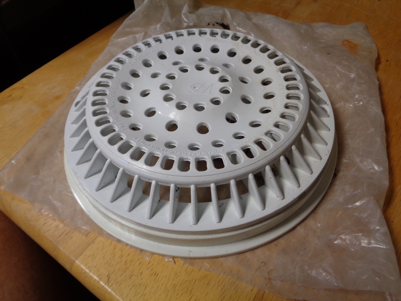 Custom Molded Products 25539-700-000 VGB 7 3/4&Prime; A/V Lid & Frame (White) Suction