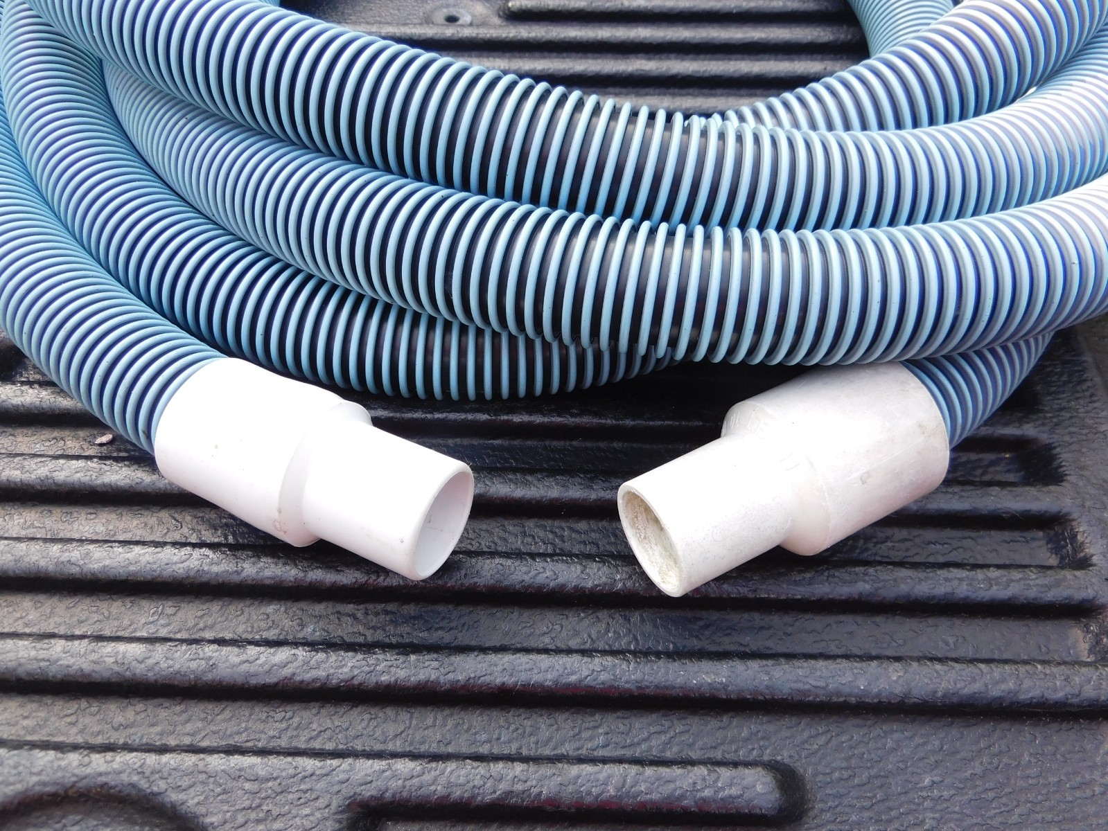 POOL VACUUM KIT – 25FT HOSE/SKIMMER BASKET ADAPTER/VACUUM HEAD – 3 PIECES