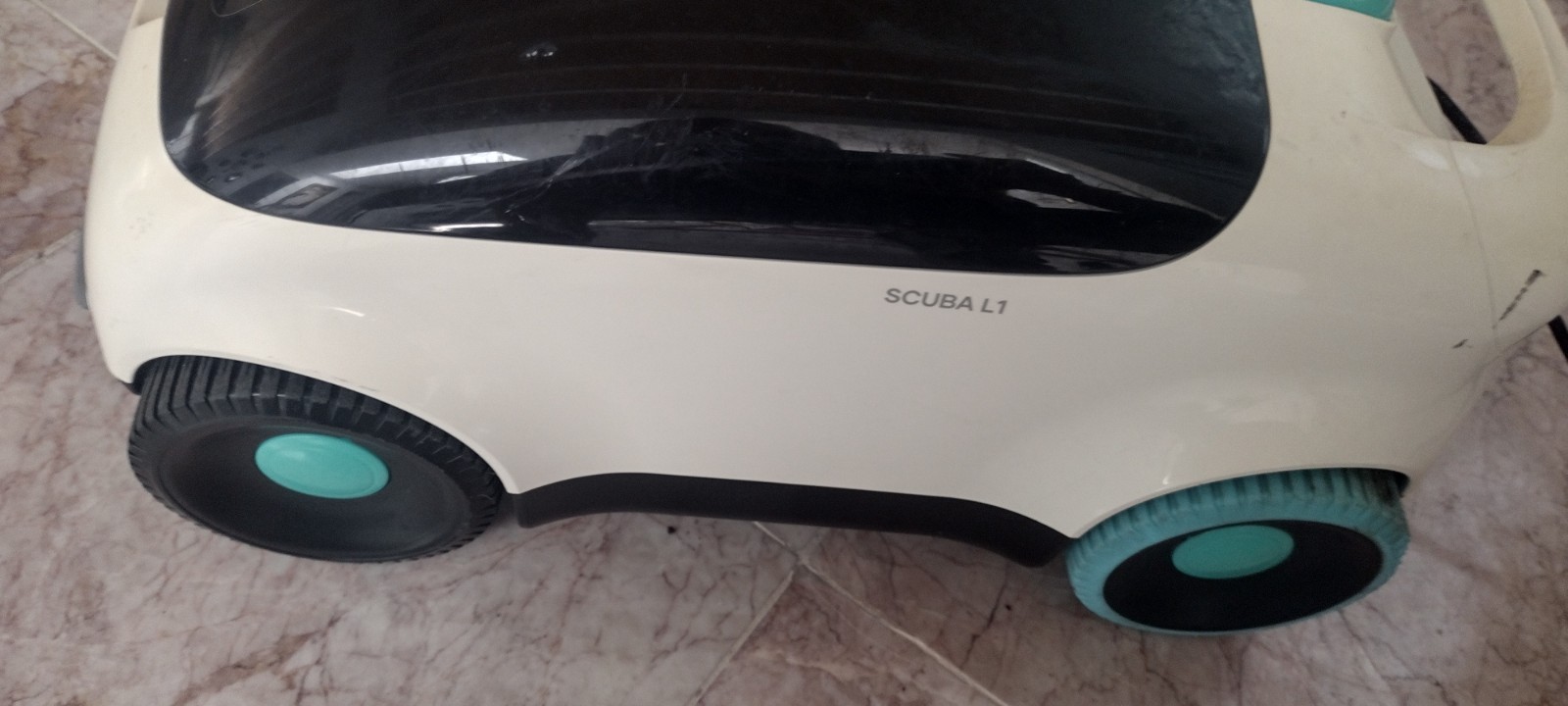 Aiper pool cleaning scuba L1 previously owned! Robot cleaner cordless! Wow!