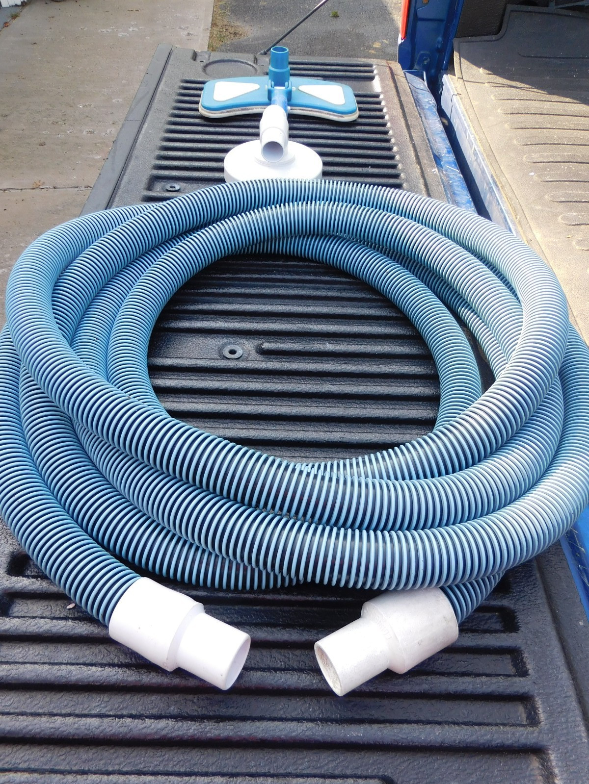 POOL VACUUM KIT – 25FT HOSE/SKIMMER BASKET ADAPTER/VACUUM HEAD – 3 PIECES