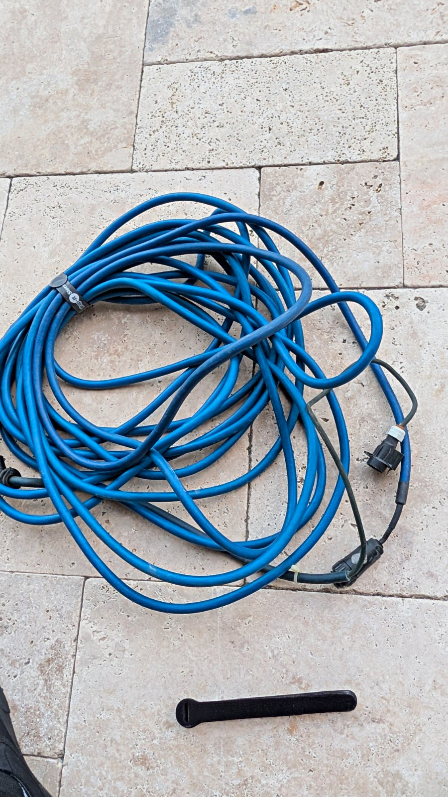Blue Polaris robotic Pool Cleaner floating power cable