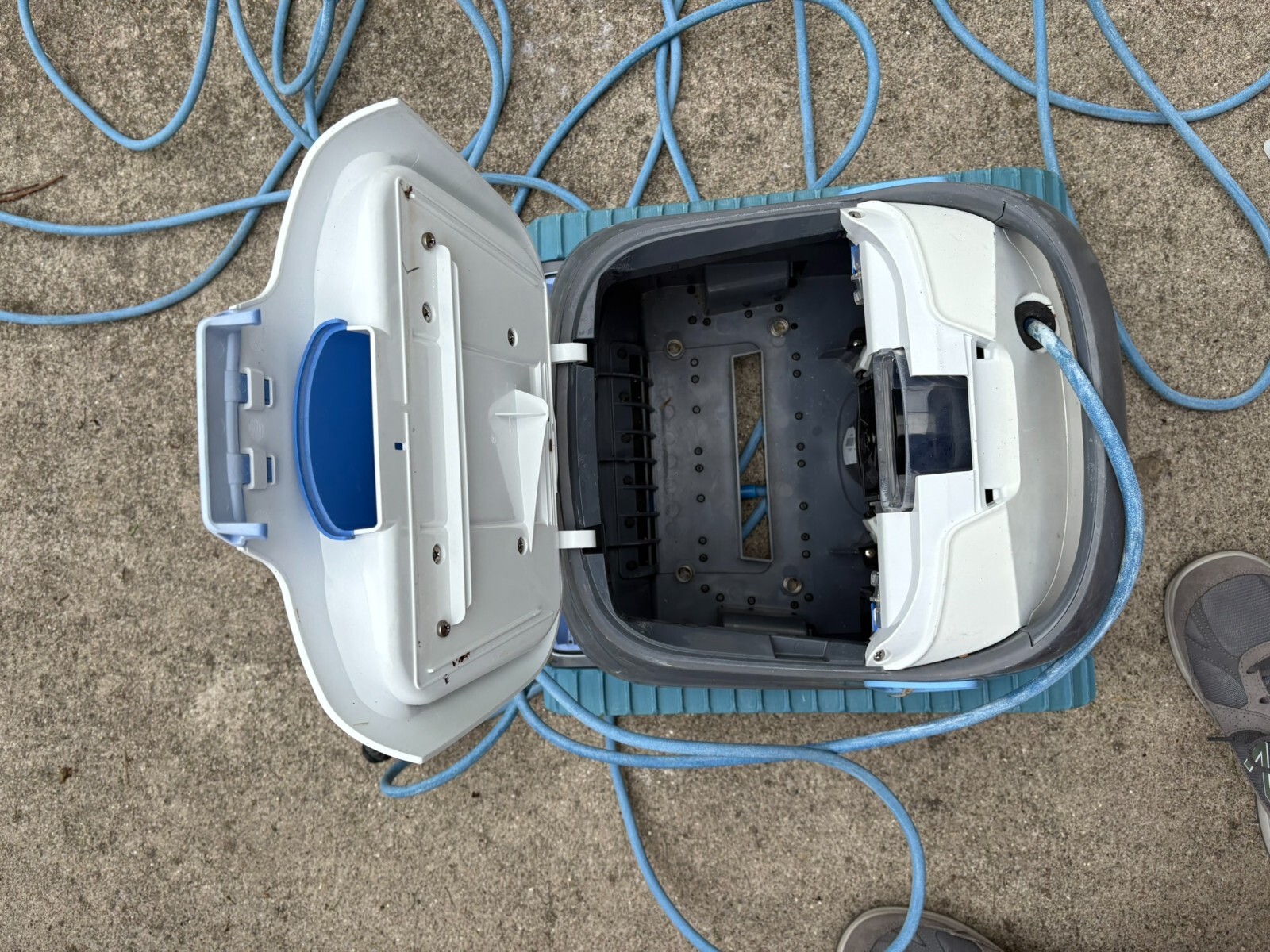 Dolphin S200 Robotic Pool Cleaner For Parts or Repair