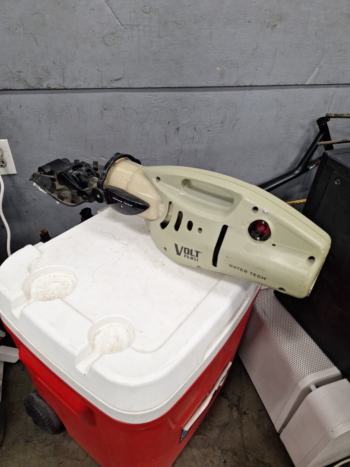 Water Tech Pool Blaster Volt FX-8Li Battery Powered Pool & Spa Vacuum 34000KL