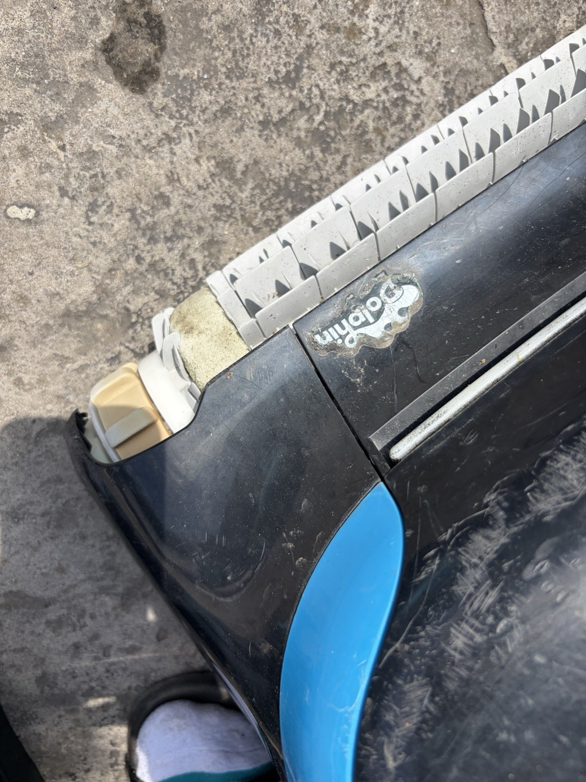 Dolphin Nautilus CC Robotic Pool Vacuum Cleaner – For Parts or Repair.
