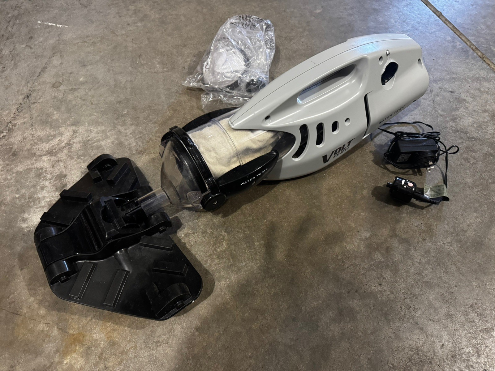 Water Tech Volt FX-8LI Battery Powered Vacuum