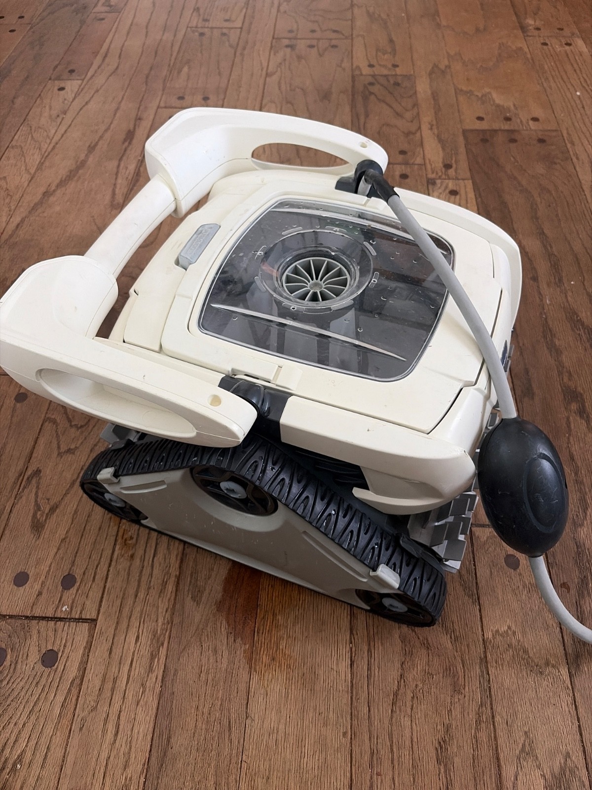 The Polaris Zodiac P825 Robotic Pool Cleaner EM2701