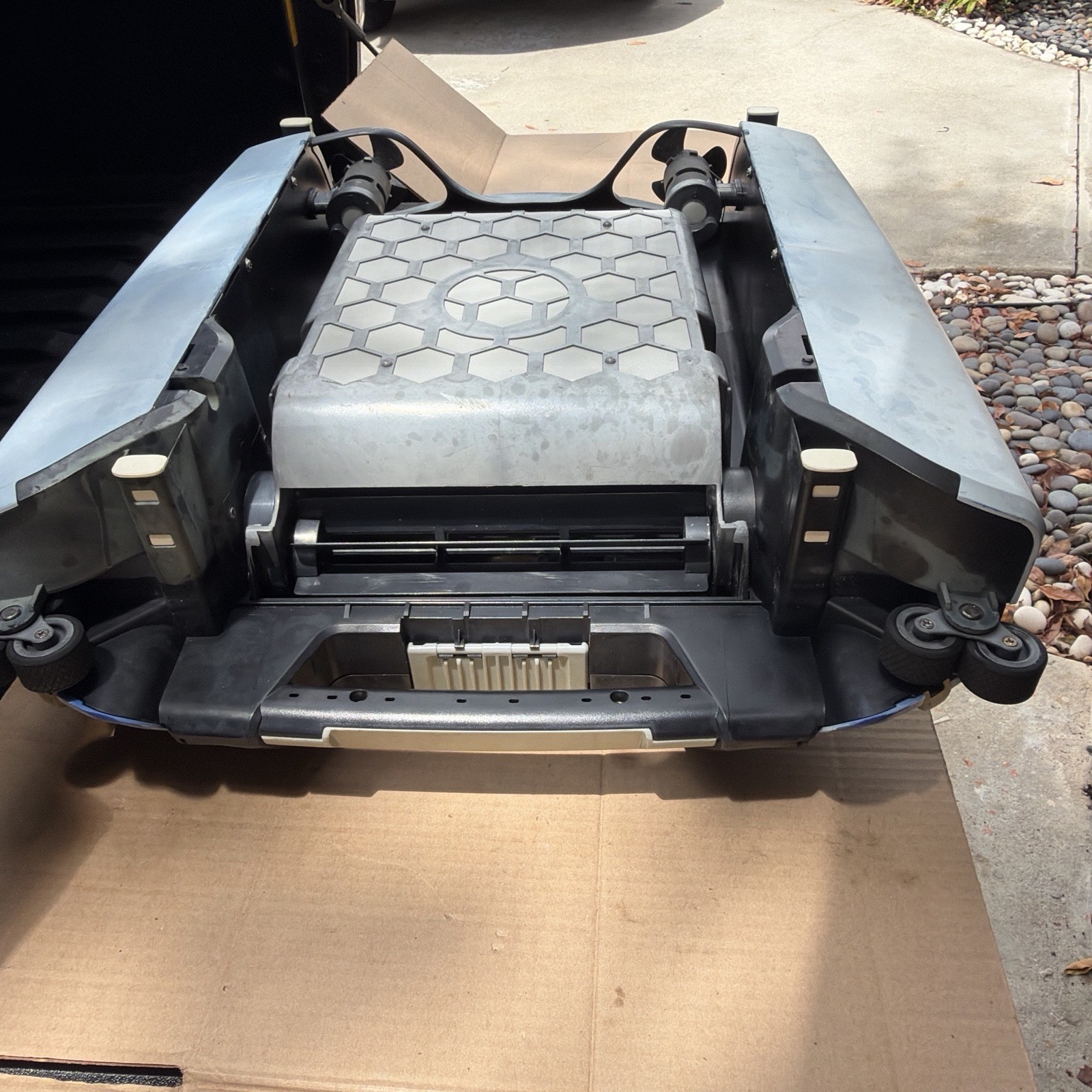 Betta Bot Vacuum for Swimming Pool Water Cleaning For Parts/repairs UNTESTED