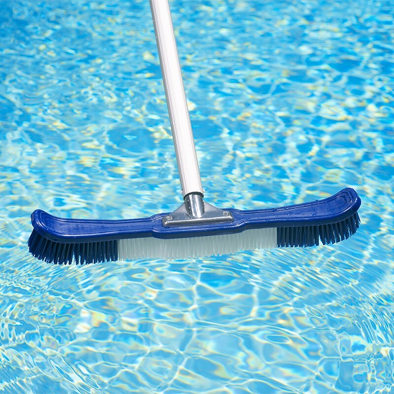 18&Prime; POLYPROPYLENE CLASSIC FLEXIBLE BODY POOL BRUSH (POOLMASTER – 20174)