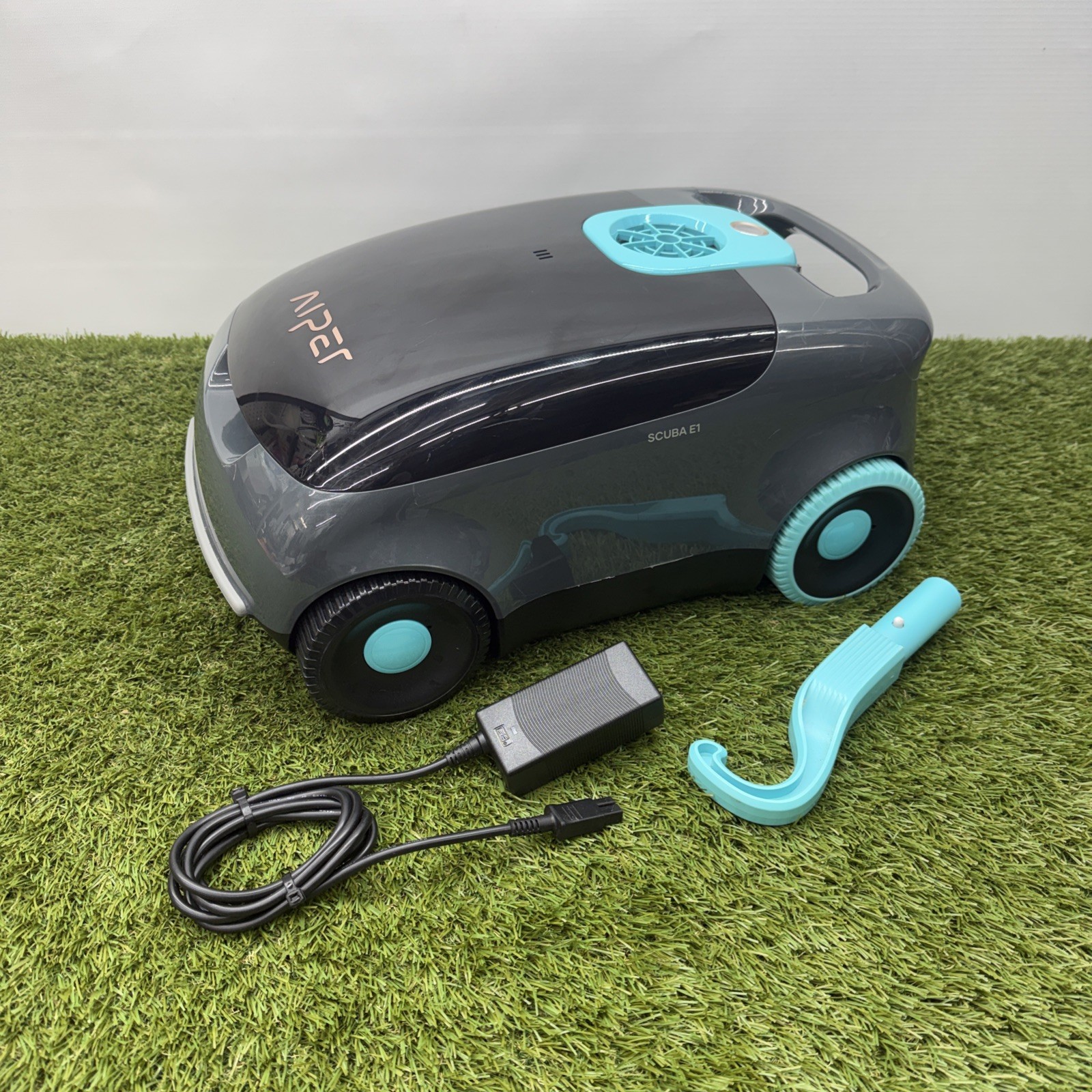 Aiper Scuba E1 Cordless Robotic Pool Cleaner Vacuum w/ Charger & Hook TESTED