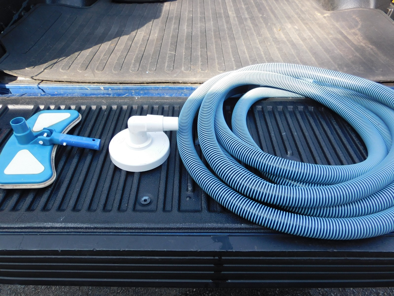 POOL VACUUM KIT – 25FT HOSE/SKIMMER BASKET ADAPTER/VACUUM HEAD – 3 PIECES