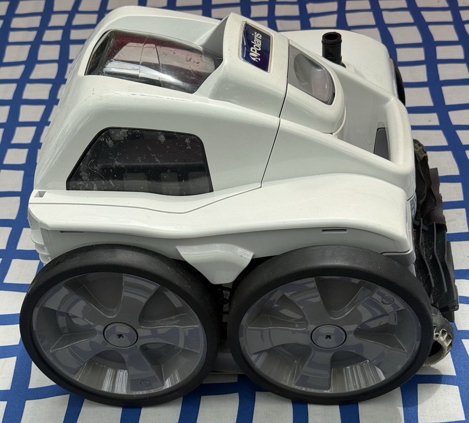 The Polaris Quattro P40 Pressure Side Pool Cleaner