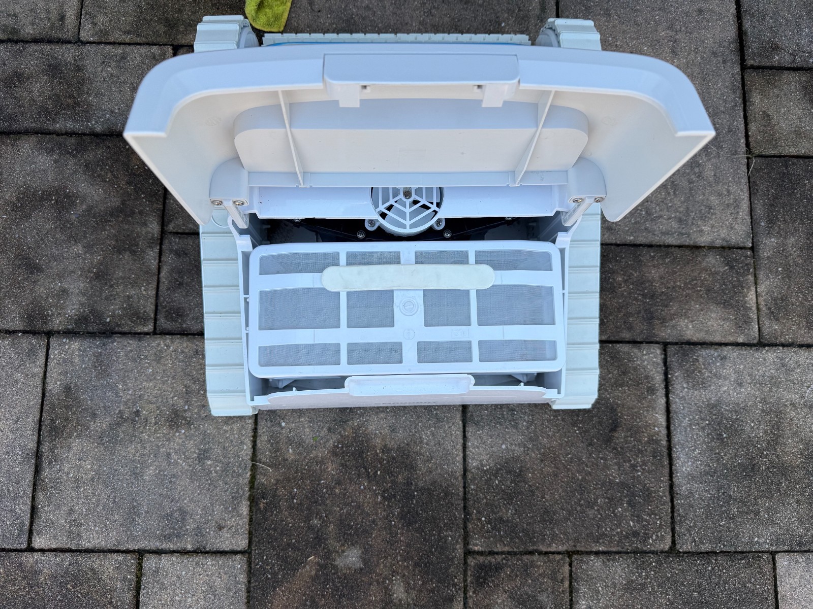 SMOROBOT Tank X1C Rechargeable Robotic Swimming Pool Cleaner – FOR PARTS/REPAIR