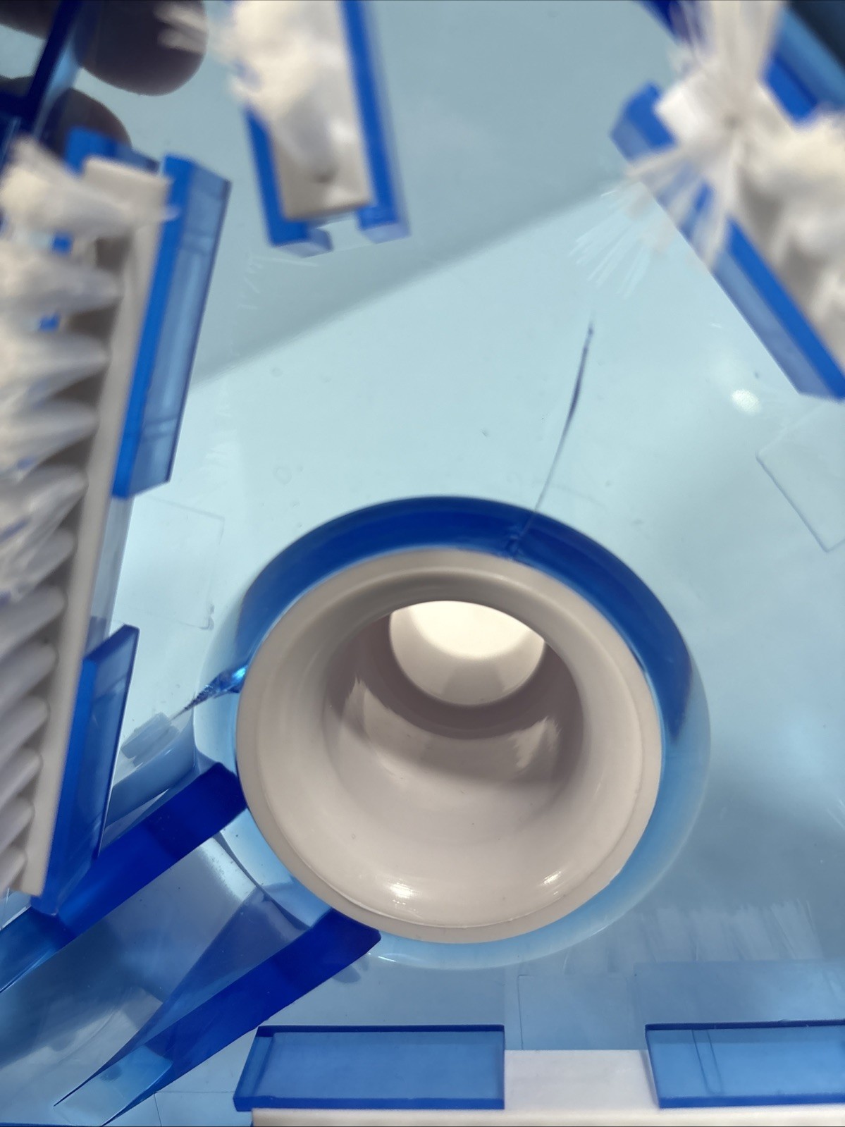 Weighted Transparent Triangular Pool Vacuum Head Has Small Crack