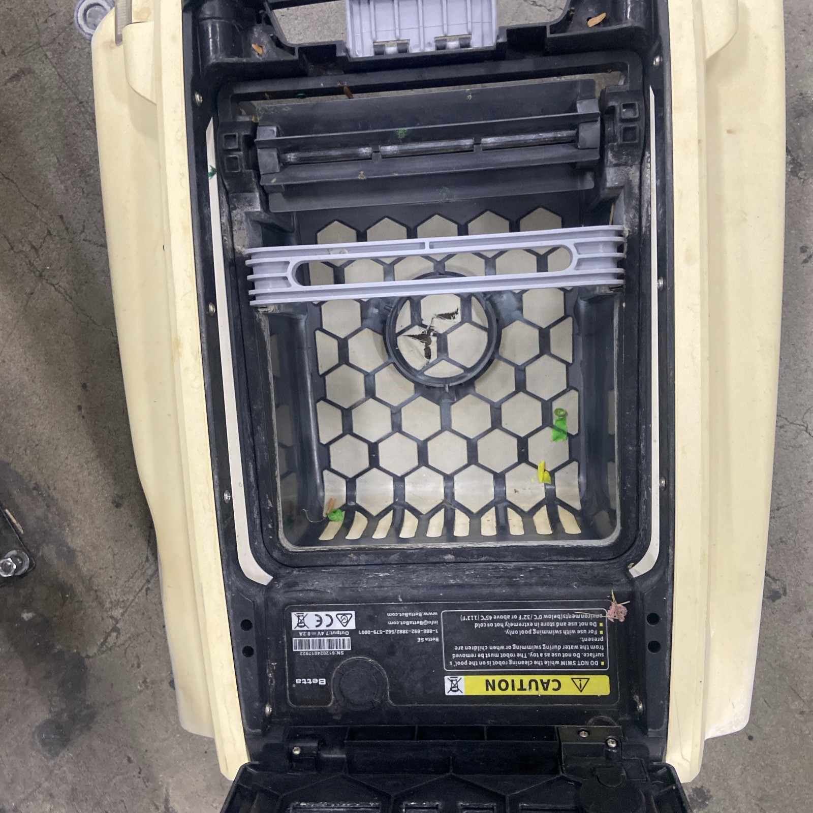 Betta SE Solar-Powered Robotic Automatic Pool Skimmer Cleaner with 24/7 Conti…