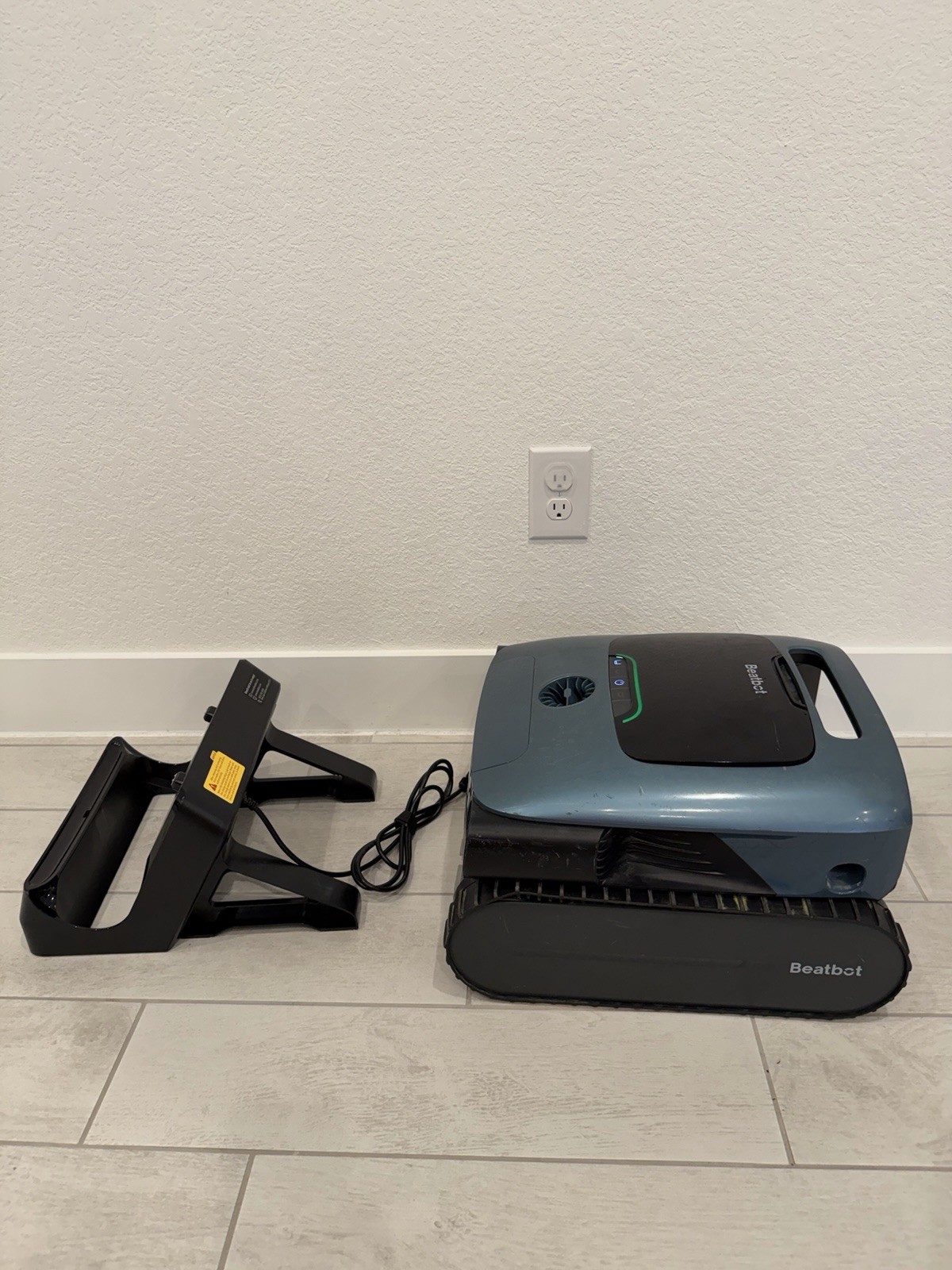 BEATBOT AQUASENSE PRO Robotic Pool Cleaner (UD2119861) w/ Charging Dock – Tested