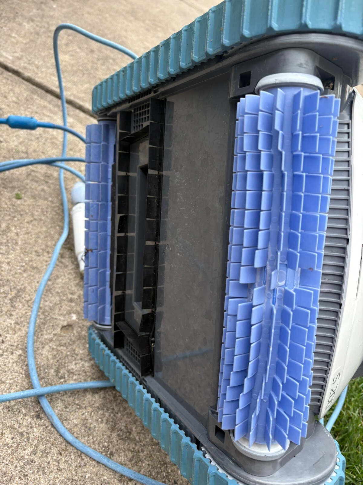 Dolphin S200 Robotic Pool Cleaner For Parts or Repair