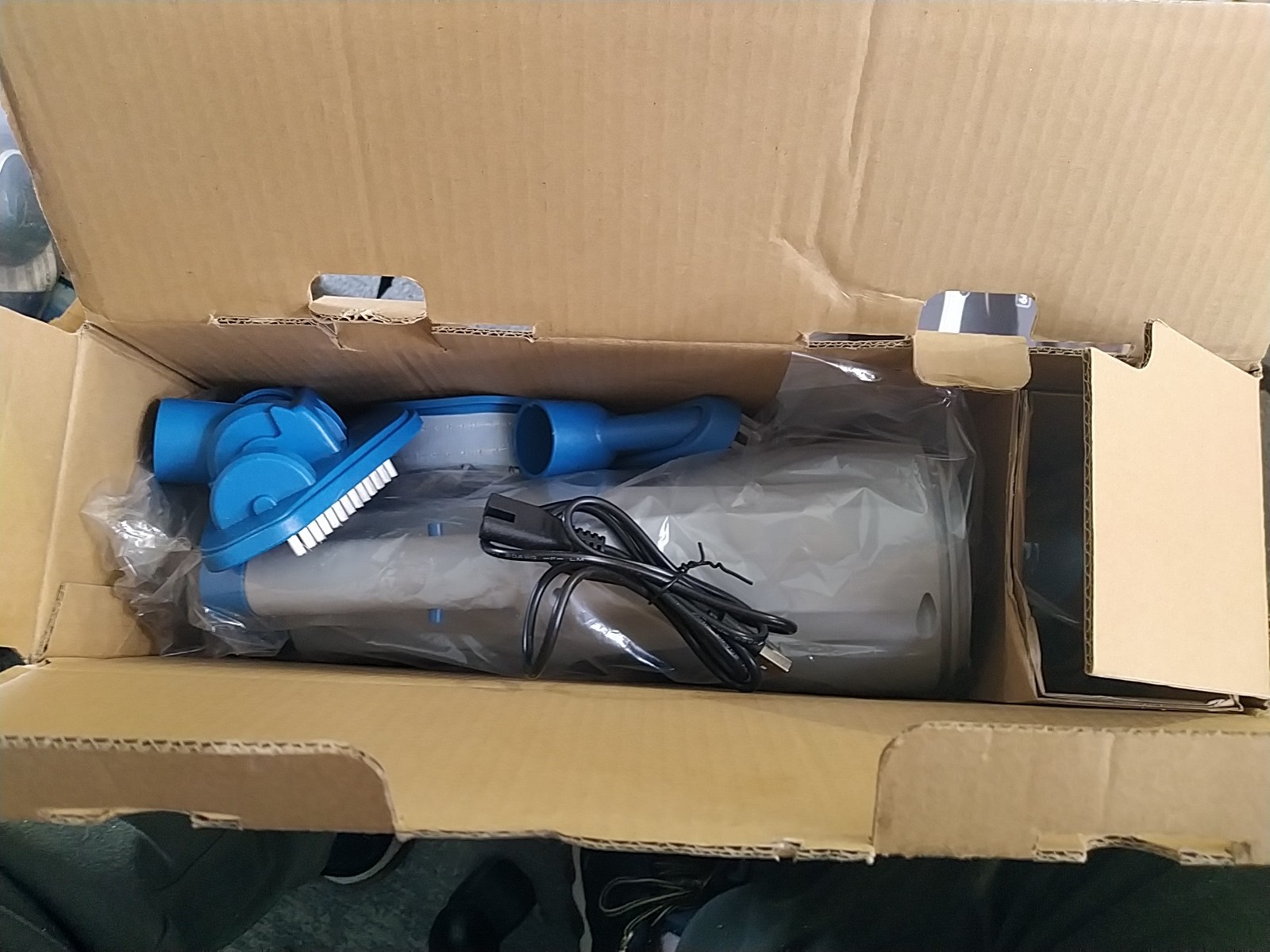 KOKIDO XTROVAC 110 Cordless Handheld Pool Vacuum with Dual Brushes