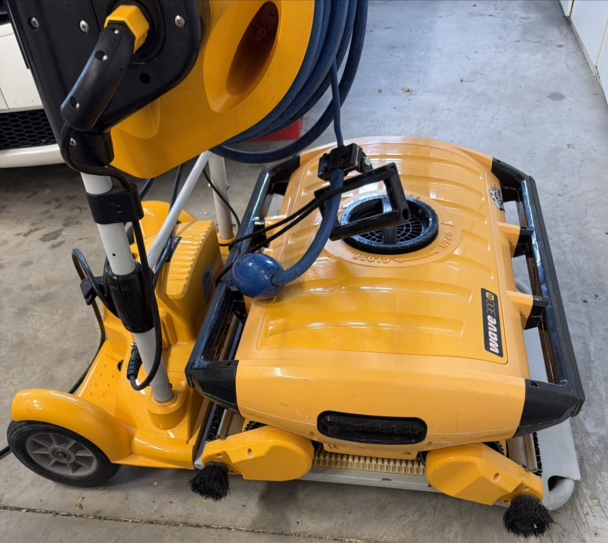 Dolphin Wave 300XL Pool Cleaner, Caddy Base Mount, and New Remote Control