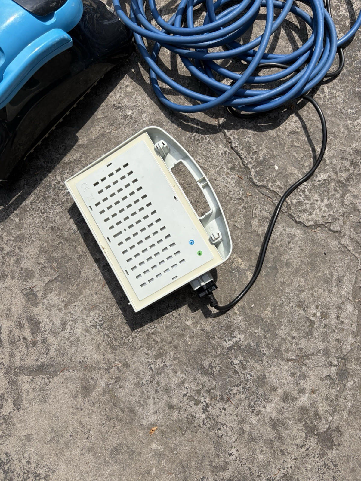Dolphin Nautilus CC Robotic Pool Vacuum Cleaner – For Parts or Repair.