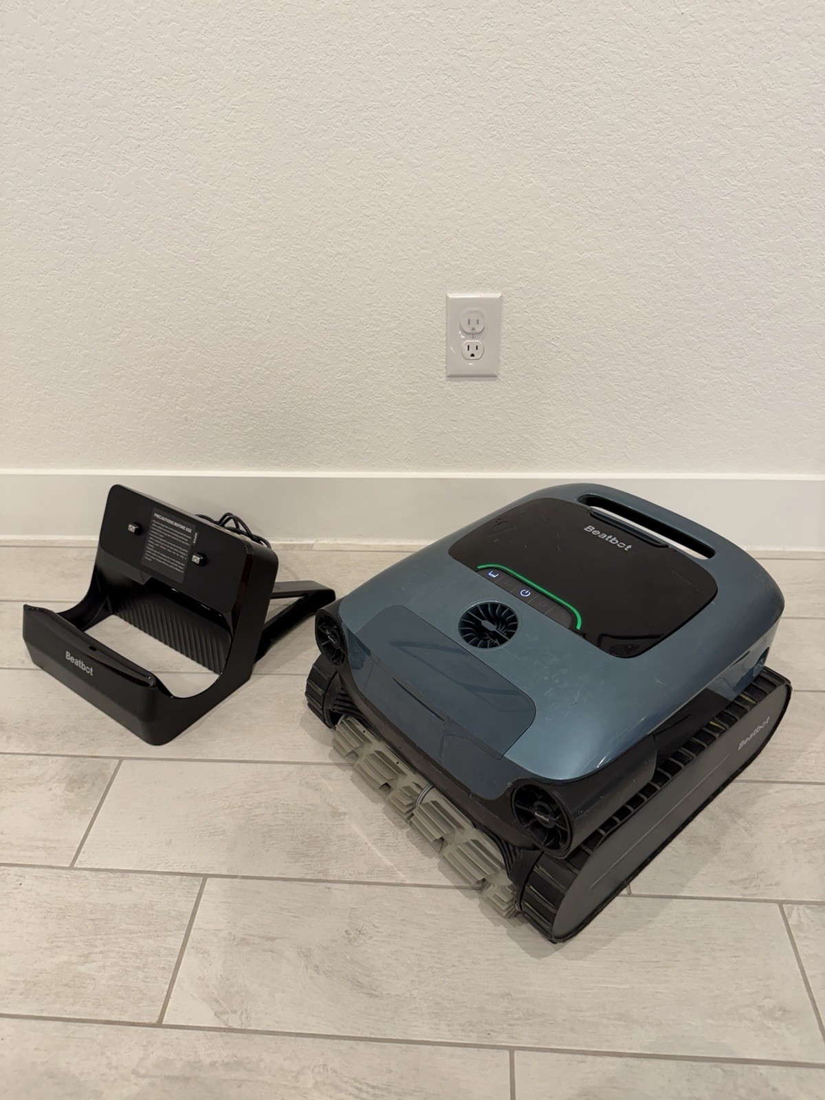 BEATBOT AQUASENSE PRO Robotic Pool Cleaner (UD2119861) w/ Charging Dock – Tested