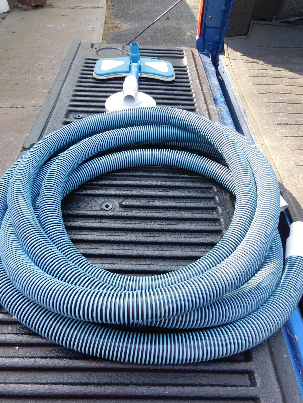 POOL VACUUM KIT – 25FT HOSE/SKIMMER BASKET ADAPTER/VACUUM HEAD – 3 PIECES
