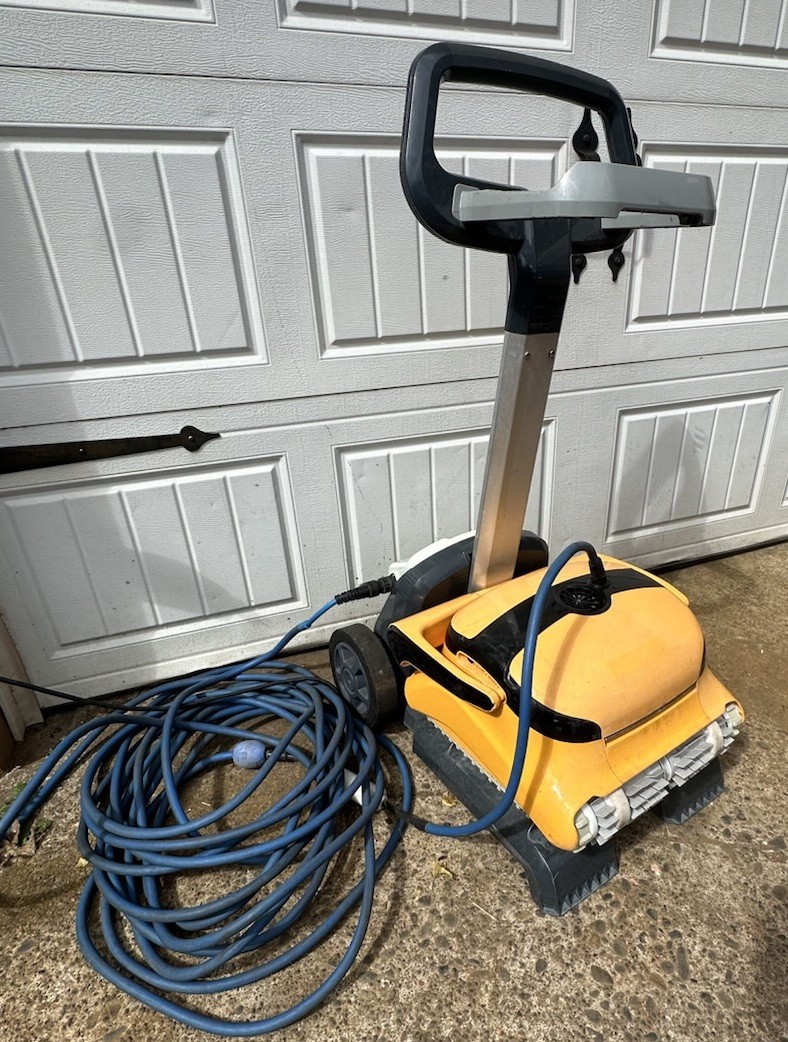 Dolphin Wave 60 Robotic Pool Cleaner for Commercial Pools (PARTS OR REPAIR)