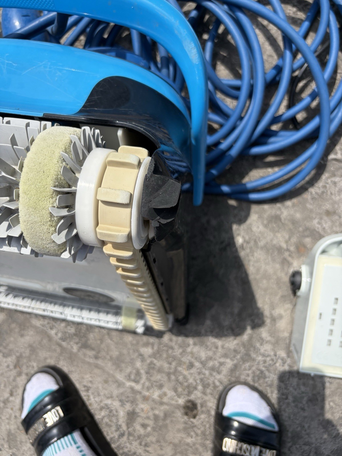Dolphin Nautilus CC Robotic Pool Vacuum Cleaner – For Parts or Repair.