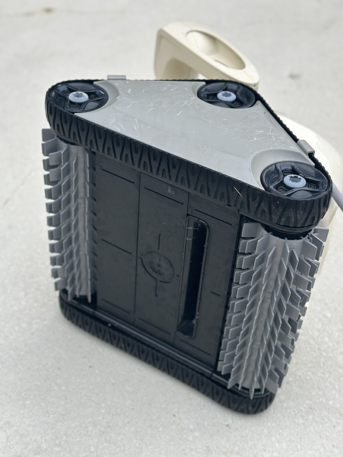 The Polaris Zodiac P825 Robotic Pool Cleaner (WR000044)