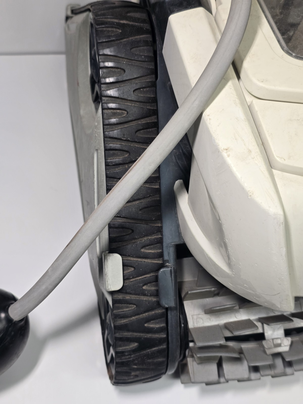 The Polaris Zodiac P825 Robotic Pool Cleaner Sold As Is