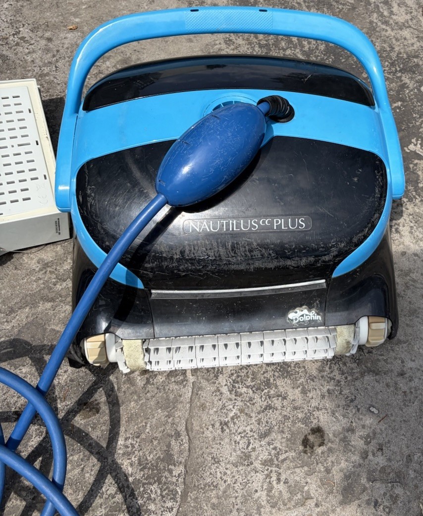 Dolphin Nautilus CC Robotic Pool Vacuum Cleaner – For Parts or Repair.