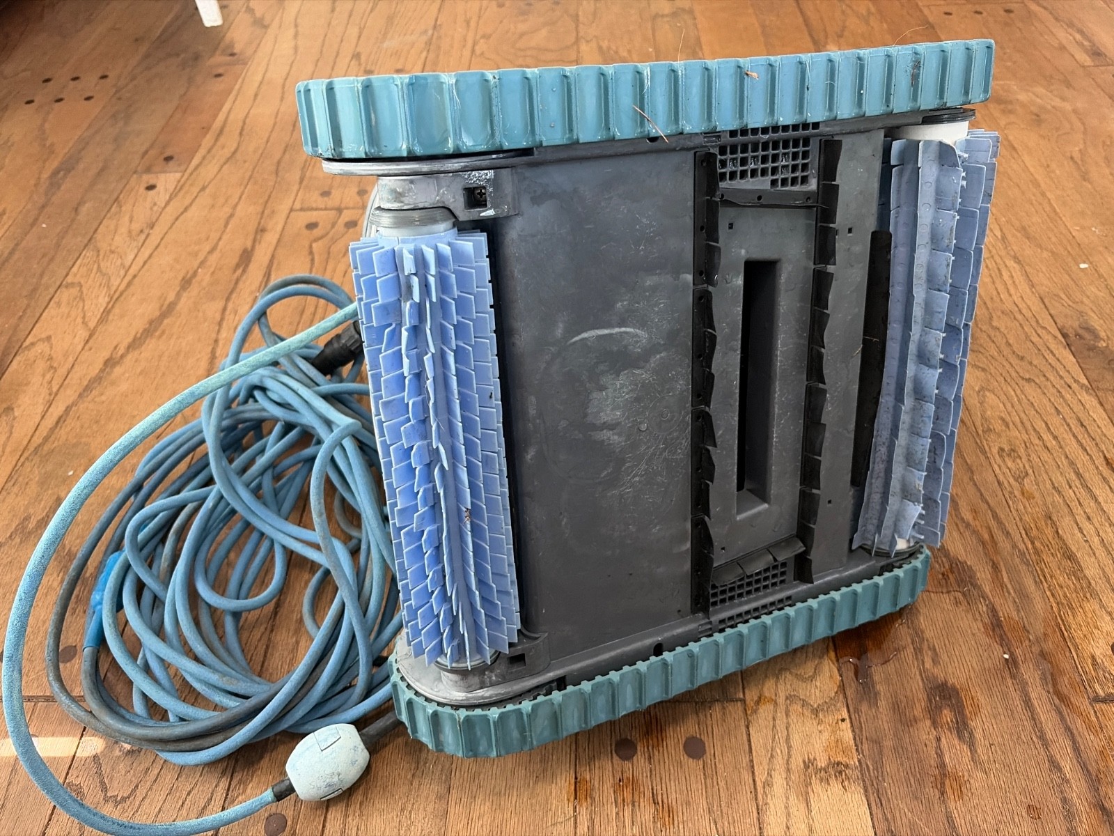 Dolphin S200 Robotic Pool Cleaner For Parts or Repair