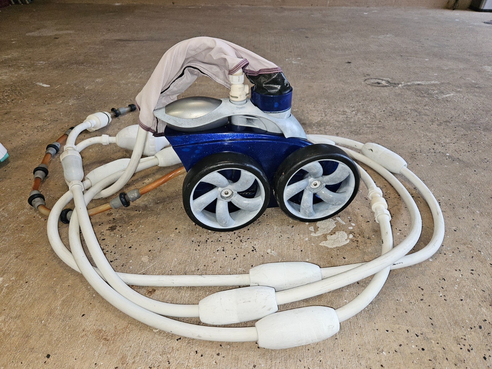 The Polaris 3900 Sport Pressure Side Automatic Pool Cleaner F6