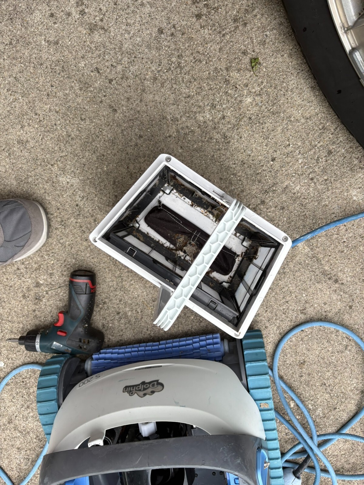Dolphin S200 Robotic Pool Cleaner For Parts or Repair