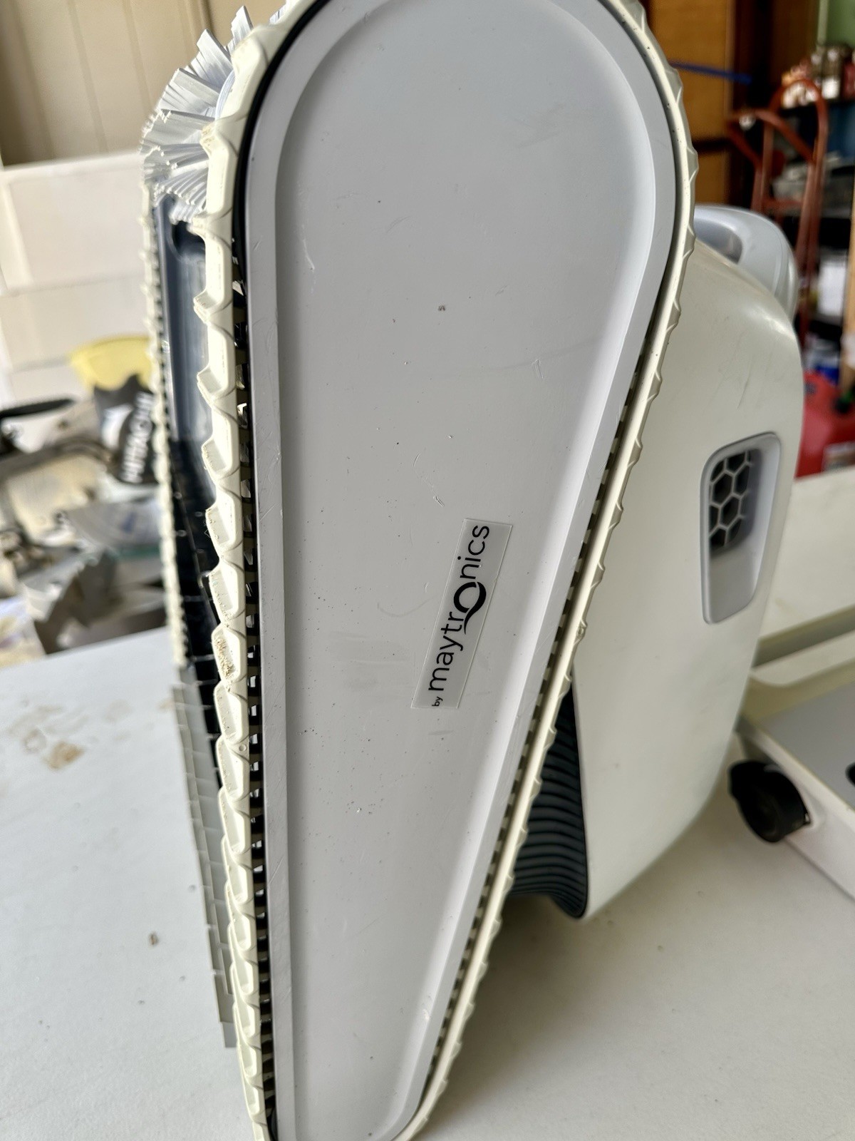 Doheny&rsquo;s Discovery – Maytronics Dolphin Inground Robotic Pool Cleaner Classic 11