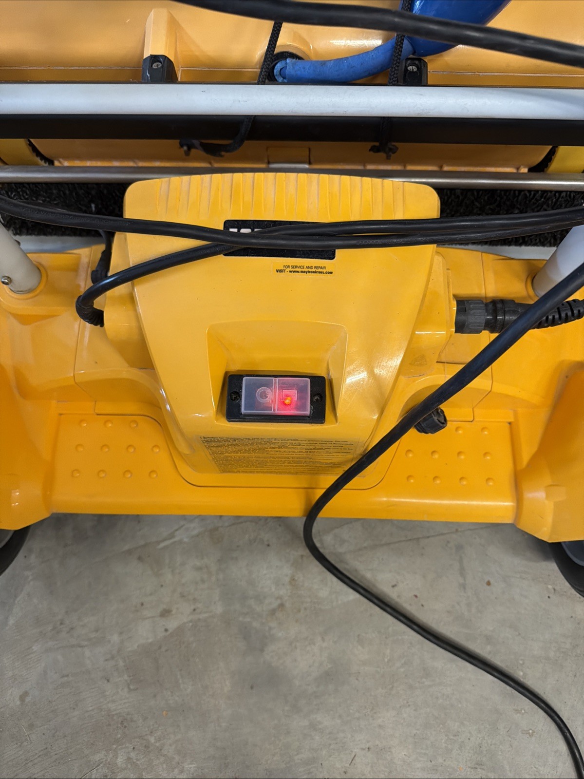 Dolphin Wave 300XL Pool Cleaner, Caddy Base Mount, and New Remote Control