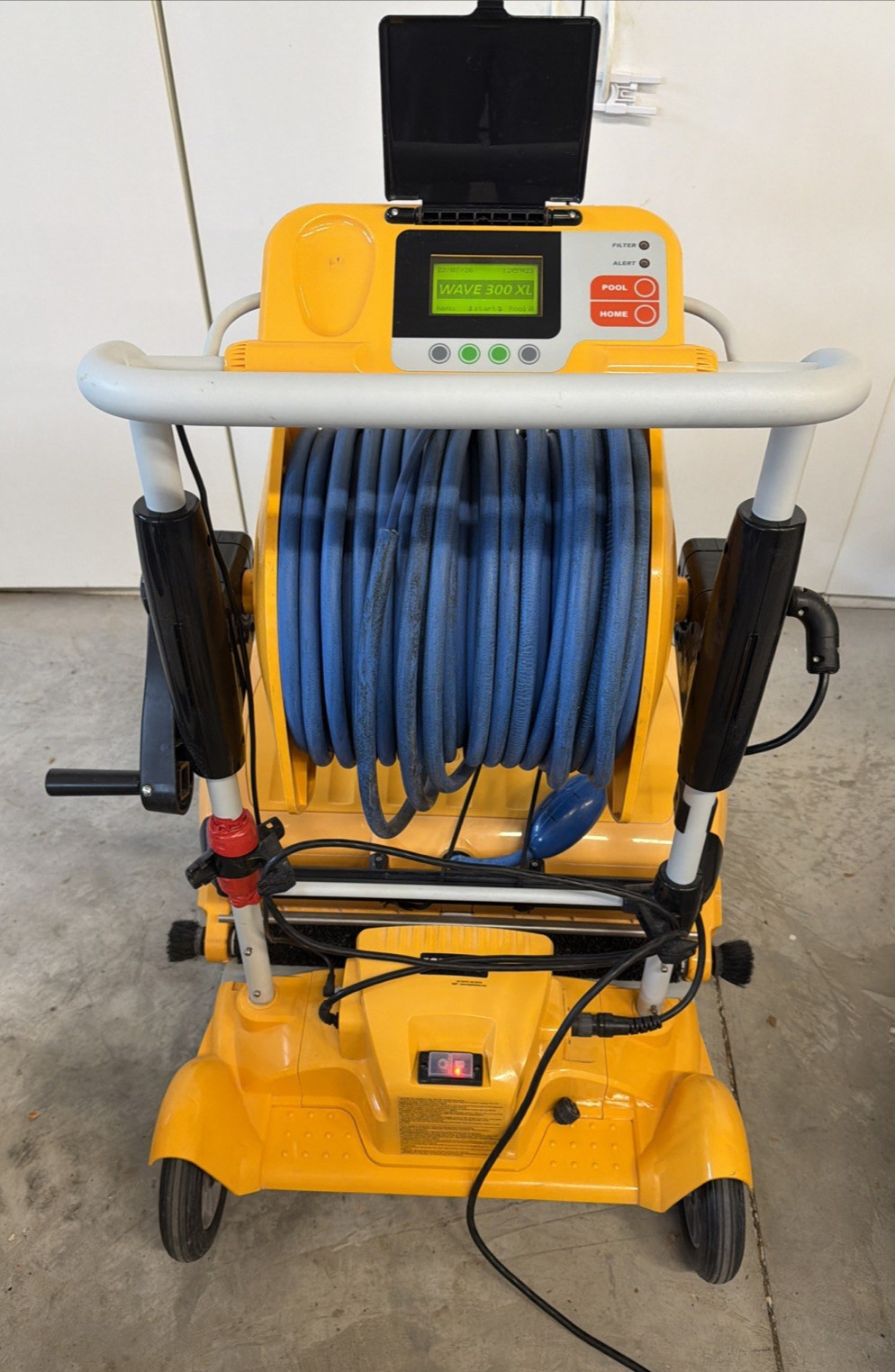 Dolphin Wave 300XL Pool Cleaner, Caddy Base Mount, and New Remote Control