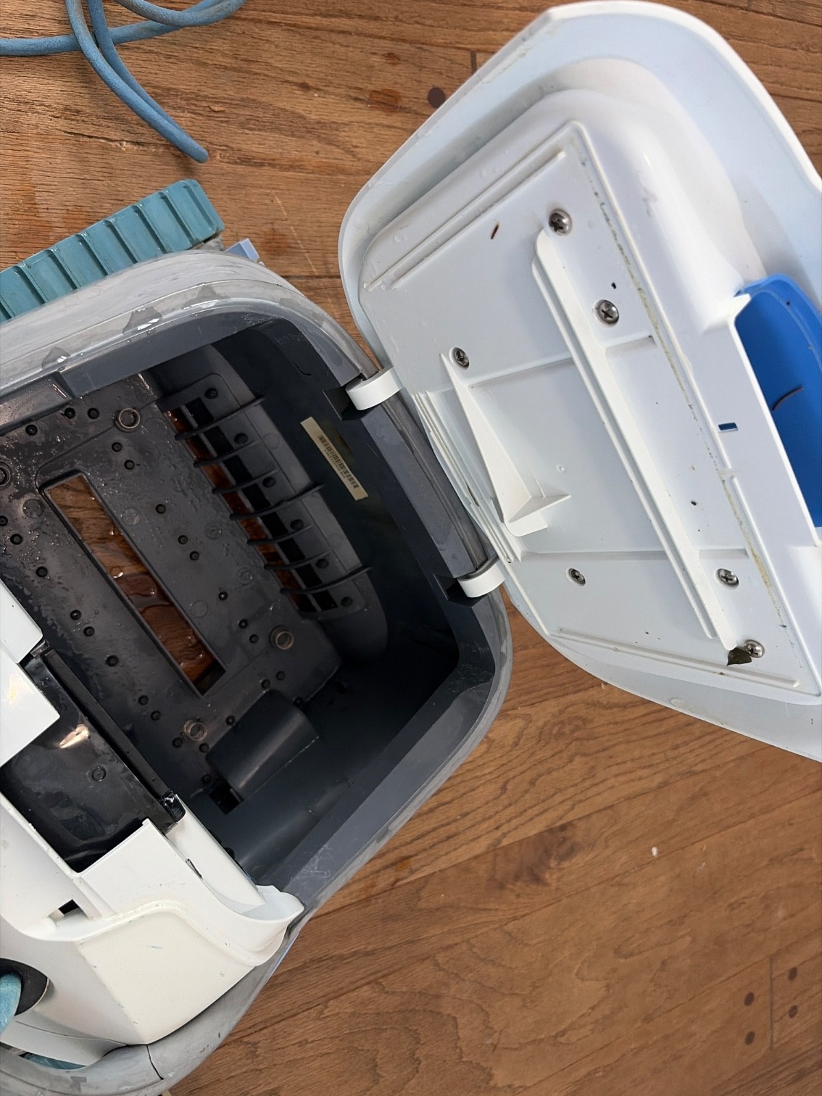 Dolphin S200 Robotic Pool Cleaner For Parts or Repair