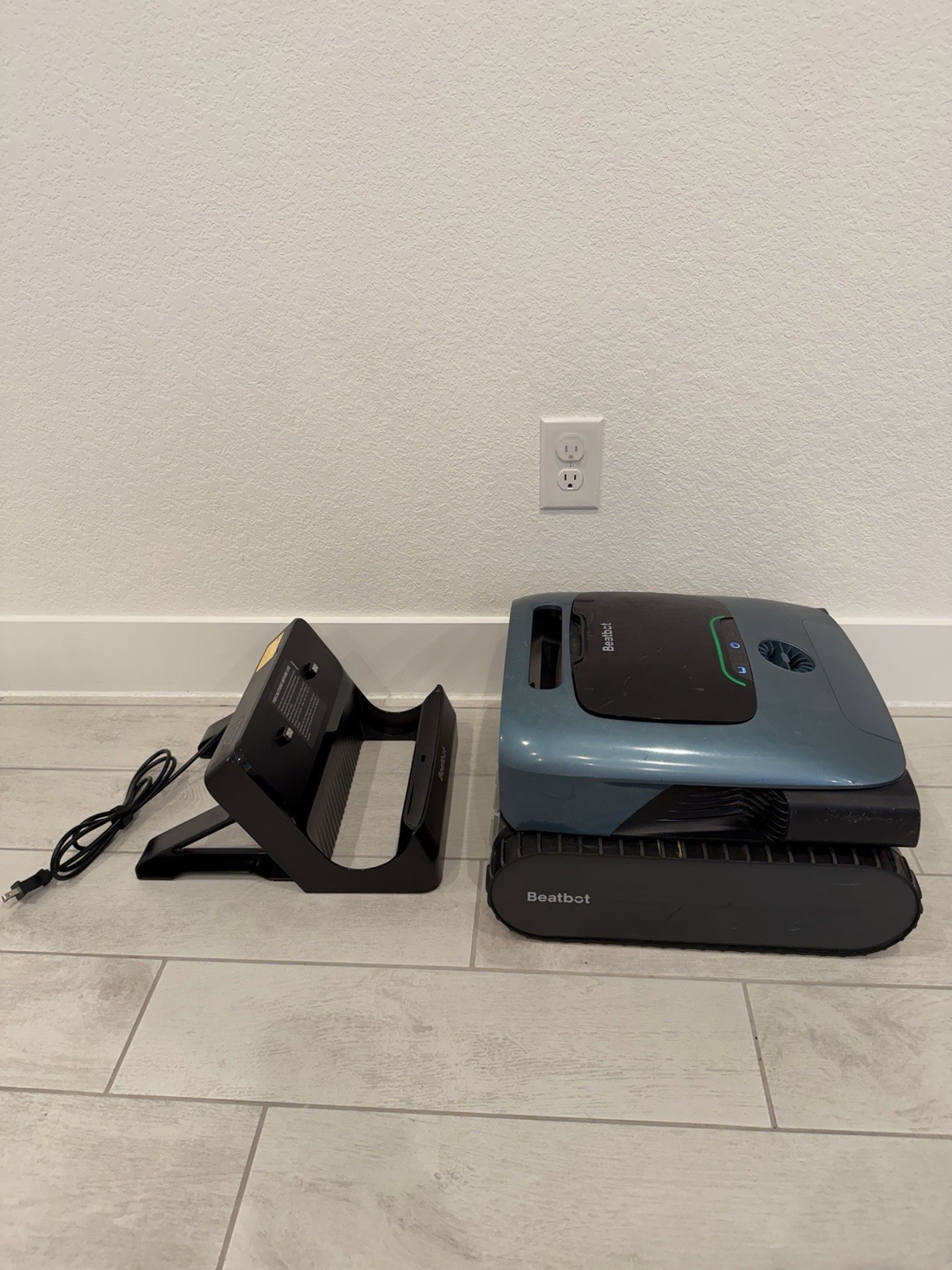 BEATBOT AQUASENSE PRO Robotic Pool Cleaner (UD2119861) w/ Charging Dock – Tested