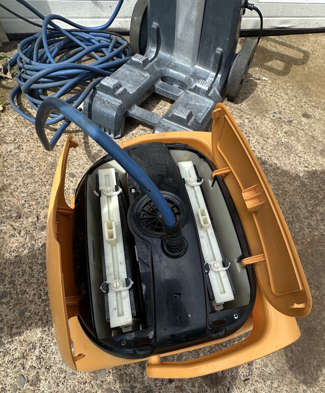 Dolphin Wave 60 Robotic Pool Cleaner for Commercial Pools (PARTS OR REPAIR)