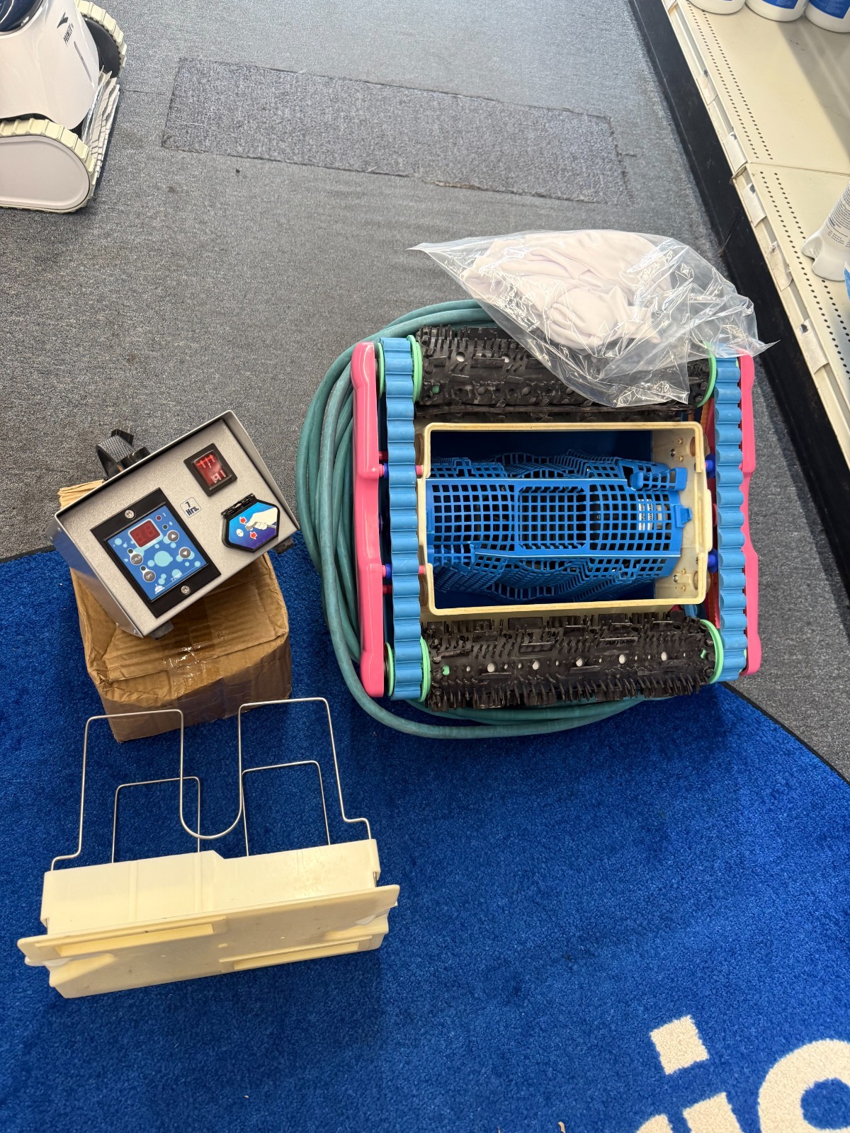 AQUABOT/ BLUE DIAMOND P/N: 2026018 ROBOTIC POOL CLEANER GOOD CONDITION ( USED )