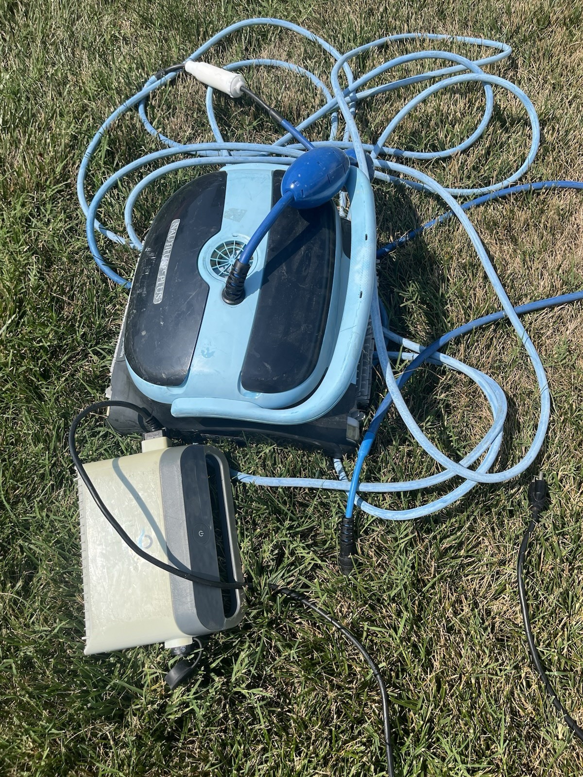Dolphin Nautilus CC Plus Robotic Pool Vacuum Pool Cleaner Runs Great