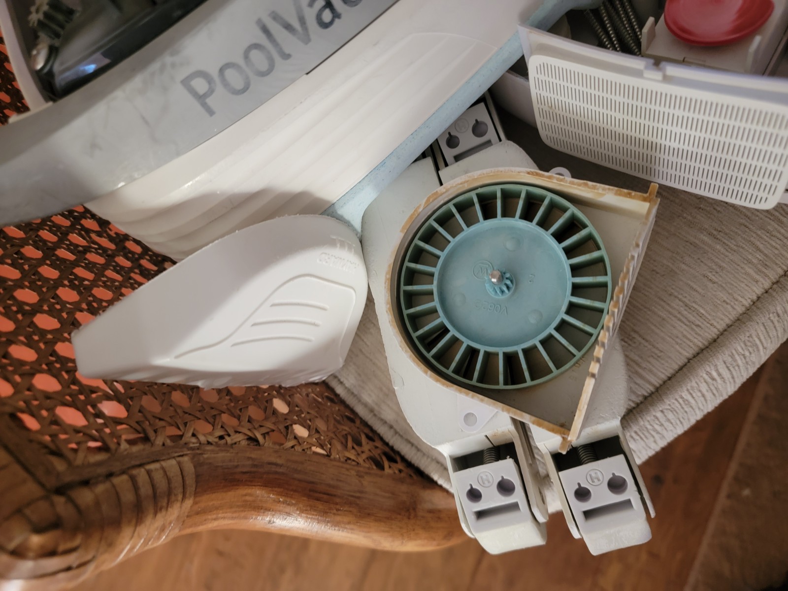 Hayward PoolVac V-Flex Suction Pool Cleaner – Shell + All The Parts – WORKS