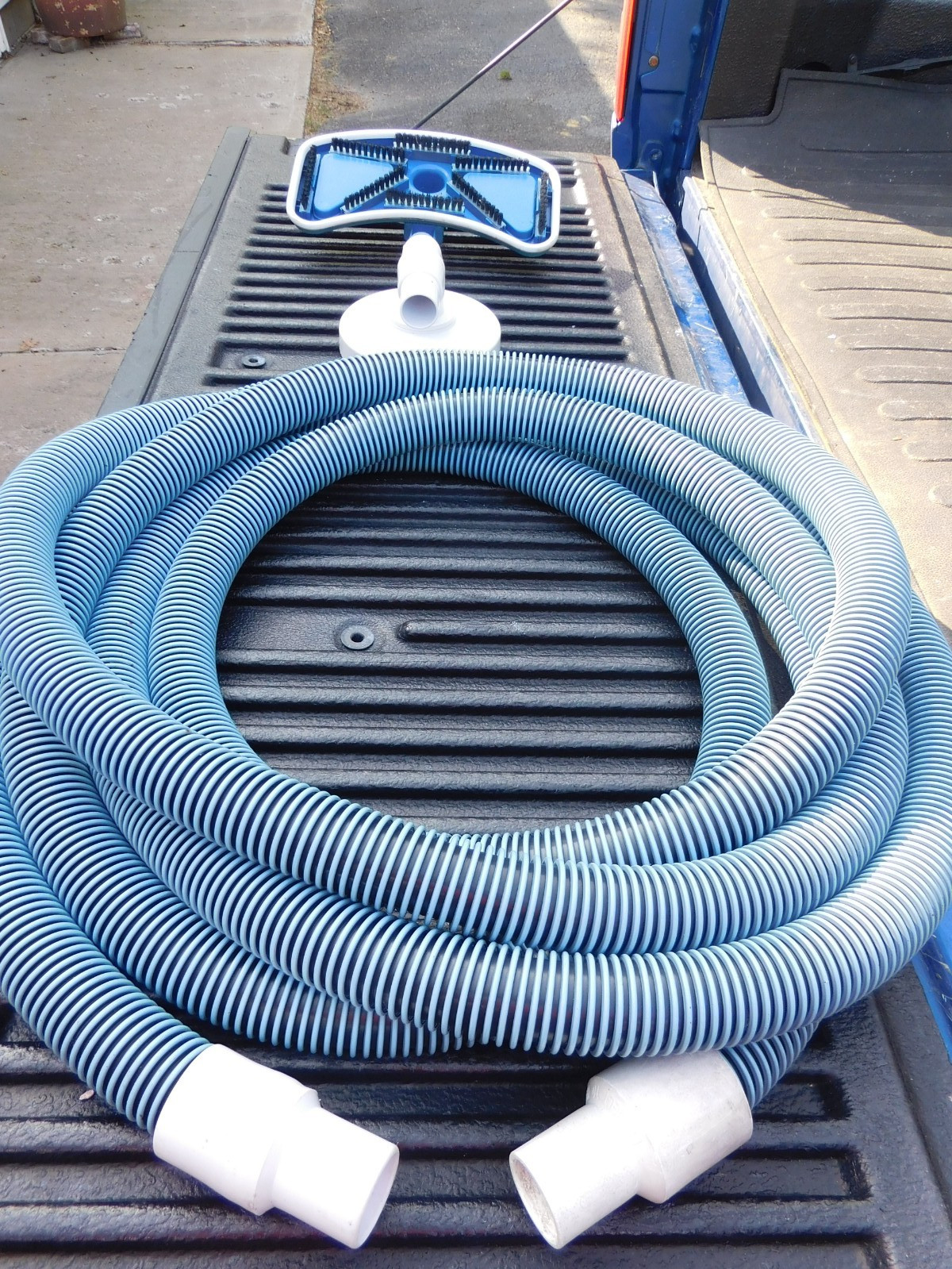 POOL VACUUM KIT – 25FT HOSE/SKIMMER BASKET ADAPTER/VACUUM HEAD – 3 PIECES