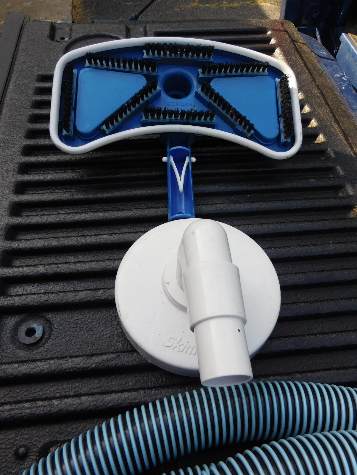 POOL VACUUM KIT – 25FT HOSE/SKIMMER BASKET ADAPTER/VACUUM HEAD – 3 PIECES
