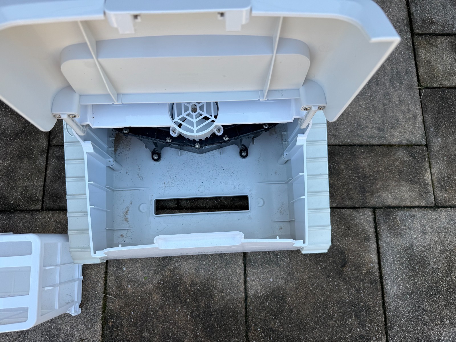 SMOROBOT Tank X1C Rechargeable Robotic Swimming Pool Cleaner – FOR PARTS/REPAIR