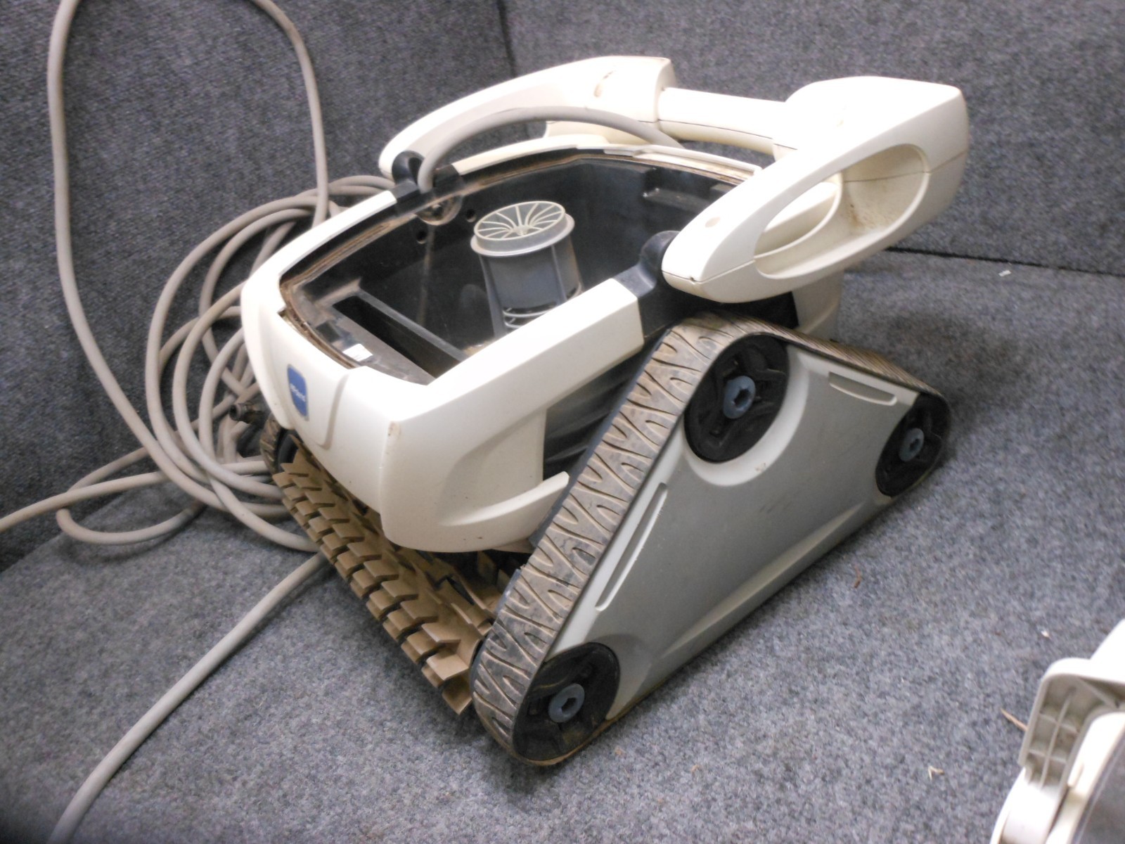 The Polaris Zodiac P825 Robotic Pool Cleaner EM2701