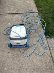 Dolphin S200 Robotic Pool Cleaner For Parts or Repair